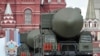 Москвадагы параддан Топол-М аскер техникасы өтүүдө, 2011-жылдын 9-майы.