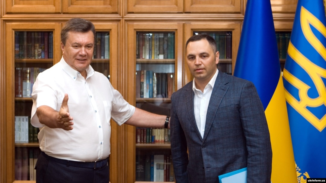 Президент України Віктор Янукович (ліворуч) і заступник голови Адміністрації президента Андрій Портнов. Крим, 2 серпня 2010 року