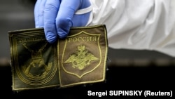 Загалом у війні проти України Росія втратила близько 28300 військових. На фото: нашивки, знайдені на тілі російського солдата, ексгумованого в селі Завалівка неподалік Києва