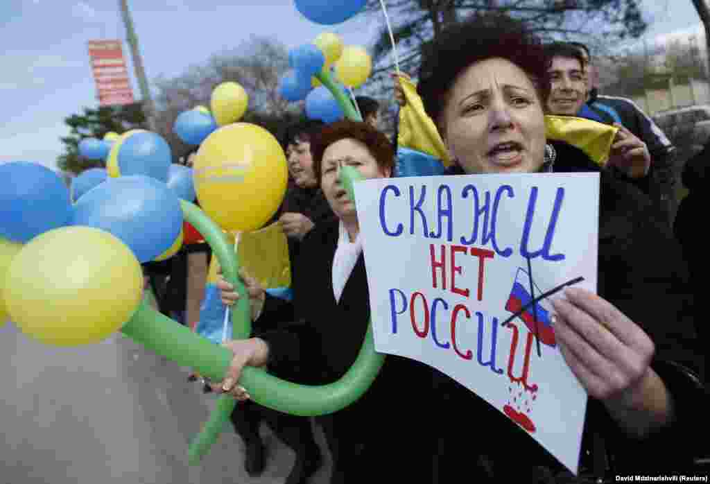 У різних частинах Криму вздовж основних доріг пройшли мирні акції у формі пікетів проти так званого «референдуму», призначеного на 16 березня. Бахчисарай, 14 березня 2014 року