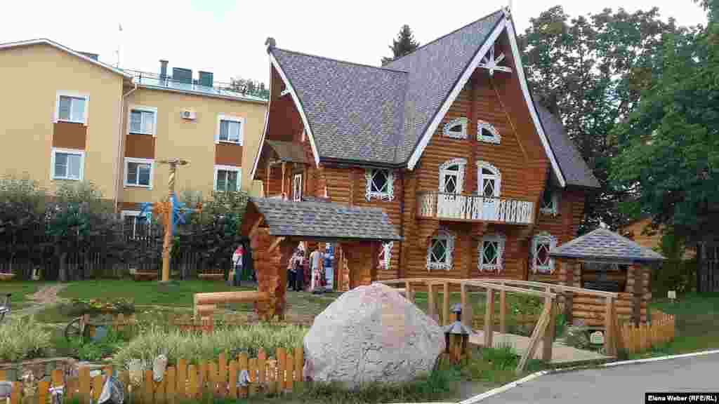 Романовтар әулетінің атамекені саналатын Костромада туристер 500-ден астам тарихи және сәулет ескерткіштері орналасқан қала бөлігін көруге ынтығады. Балаларымен бірге келген туристерге жергілікті тұрғындар Ақшақар отауын аралап шығуға кеңес береді. 