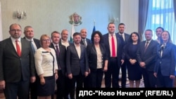 Делян Пеевски в кабинета си с кметовете от област Кърджали. На стената се вижда герба, за който държавата е платила 10 хил. лева