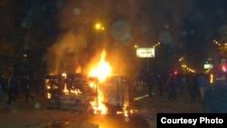 Горящий автомобиль во время поствыборных событий 1 марта 2008 г. (архивная фотография)