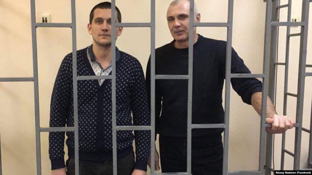 Редактор кримського видання «Твоя газета» Олексій Назімов (п) і депутат російської Алуштинської міськради Павло Степанченко (л)