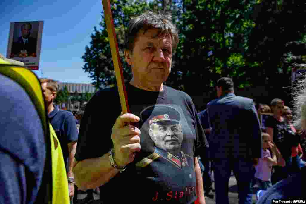 Иосиф Сталиннің портреті бар футболка киген қатысушылардың бірі. Сталиннің суреті, қызыл ту, Совет әскерінің формасы - "Мәңгілік полк" шарасының негізгі атрибуттары. 