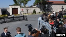 მედიის წარმომადგენლები სტამბოლში, თურქეთის პრეზიდენტის სამუშაო რეზიდენციასთან, სადაც უკრაინის და რუსეთის მოლაპარაკება უნდა გაიმართოს. 2025 წლის 15 მაისი 
