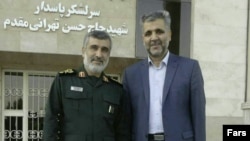 سعید عابدین راننده اسنپ (سمت راست) و امیرعلی حاجیزاده، فرمانده نیروی هوافضای سپاه