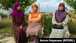 Дружини заарештованих кримських татар Ельзара Сайфуллаєва і Мергем Зейтуллаєва, а також Райме Примова, мати заарештованого Юрія (Нурі) Примова