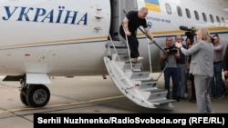 Едем Бекіров сходить із трапу літака, який привіз його до Києва, 7 вересня 2019 року