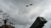 Винищувачі F-16 ЗСУ пролітають над ЗРК «Патріот» у невідомому місці в Україні. 2024 рік