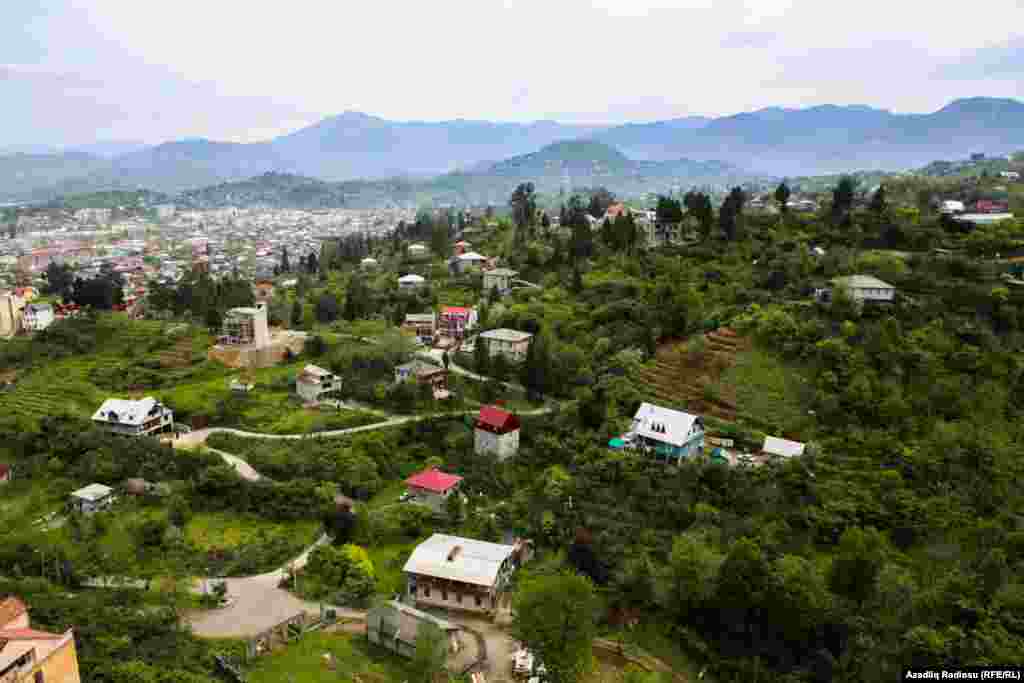 Çox hissəsi yaşıllıqla əhatələnmiş şəhərin yuxarı hissəsinə qalxmaq üçün belə dar serpantinlər var.