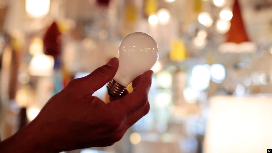După ce piața electricității și a gazelor naturale a fost liberalizară, iar mulți români au primit facturi uriașe, guvernul anunță că va plafona prețurile timp de un an de zile. 