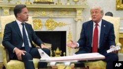 Претседателот Доналд Трамп зборува за време на состанокот со генералниот секретар на НАТО, Марк Руте, во Овалната соба на Белата куќа, понеделник, 14 јули 2025 година, во Вашингтон.