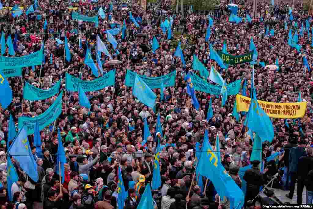 Рік 2014-й, Сімферополь, селище Ак-Мечеть. Незважаючи на протидію російської влади Криму, число присутніх на жалобному мітингу кримських татар не поменшало. Особливо впадає в очі відсутність державних прапорів України: синьо-жовті стяги і тризуби – під фактичною забороною.