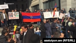 Забастовщики перед зданием министерства, Ереван, 11 ноября 2019 г.