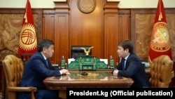 Президент Сооронбай Жээнбеков менен мурдагы өкмөт башчы Сапар Исаков. 