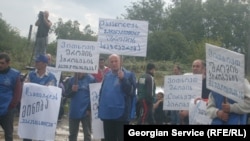 Около ста металлургов грузино-индийского предприятия начали бастовать с требованием возвращения рабочих, уволенных за участие в профсоюзном движении, и улучшения трудовых условий