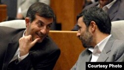 اسفندیار رحیم مشایی( چپ) در کنار محمود احمدی نژاد