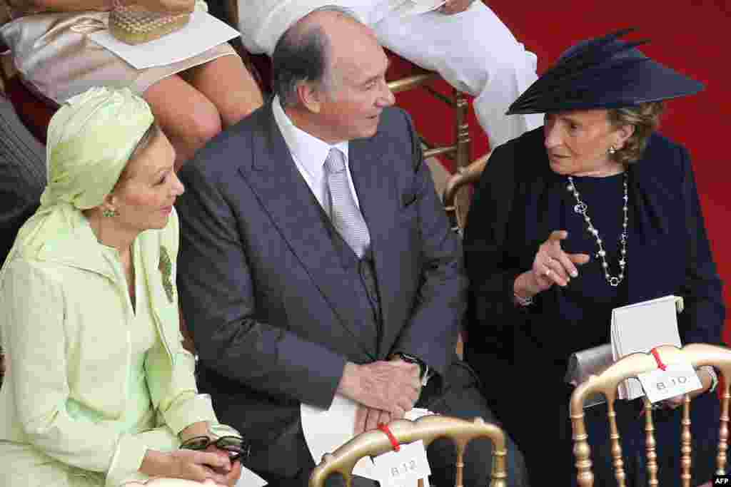 Монако, соли 2012. Оғохон дар сӯҳбати ҳамсари собиқ президенти Фаронса Бернандет Ширак ва маликаи собиқи Эрон Фараҳ 