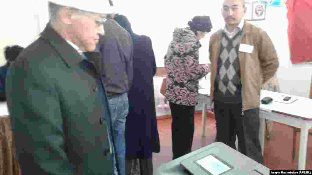 Бүгүнкү добуш берүүдө элди шаардык кеңештердеги шайлоолор көбүрөөк кызыктырууда. Атап айтканда, эл Ош, Кемин, Токмок, Балыкчы жана Караколдо шаардык кеңештериндеги талапкерлер үчүн добуш берип жатат. Каракол шаарынын мэри Рыскул Калыгулов добуш берүүдө. 