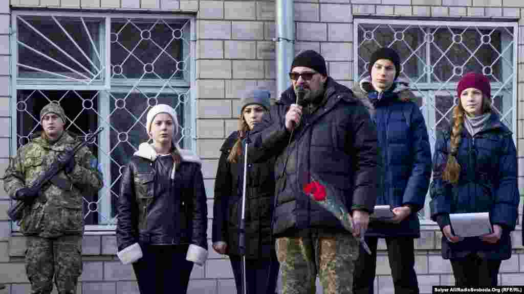 «Сепаратисти, та що там, кадрові російські військові, танкісти обстрілювали Донецький аеропорт просто для того, щоб наші солдати не могли пересуватись по будівлі. Не витримав бетон, але «кіборги» вистояли» – Валерій Логінов, побратим загиблого Андрія Гаврилюка