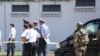 Жардыруу болгон жердеги милиция кызматкерлери.
