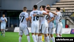 Футболісти «Зорі» святкують взяття воріт