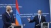 Министры иностранных дел Армении и Греции - Зограб Мнацаканян (справа) и Никос Дендиас - на совместной пресс-конференции, Ереван, 16 октября 2020 г.