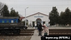 Залізничний вокзал Новоолексіївки не витримує напливу людей