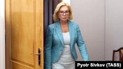 За словами Денисової, суд на клопотання адвоката надати Халілову перекладача відповів відмовою, розцінивши прохання захисту як «відмову від висловлювань на свій захист»