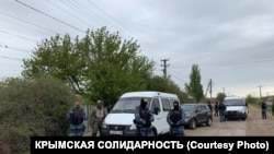 Российские силовики во время обысков в Крыму, архивное фото