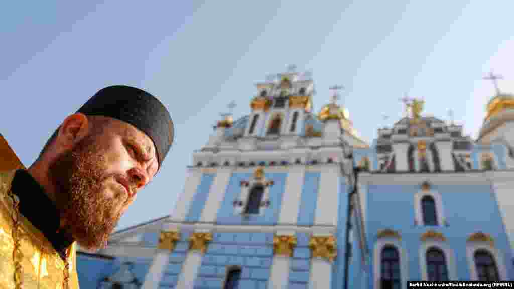 У зв’язку з карантинними обмеженнями Священний Синод ухвалив рішення провести відзначення 1033-ліття Хрещення Руси-України 27-28 липня 2021 року в місті Києві та єпархіях без організації паломництва та традиційної хресної ходи – у такий же спосіб, як відбулося відзначення торік