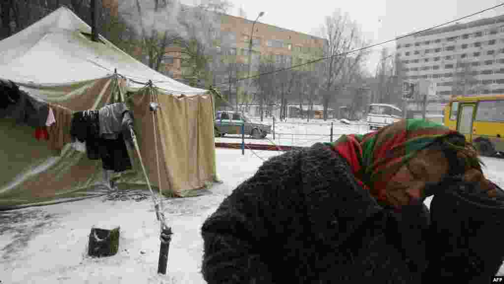 Безпритульна жінка біля одного з пунктів обігріву Донецька