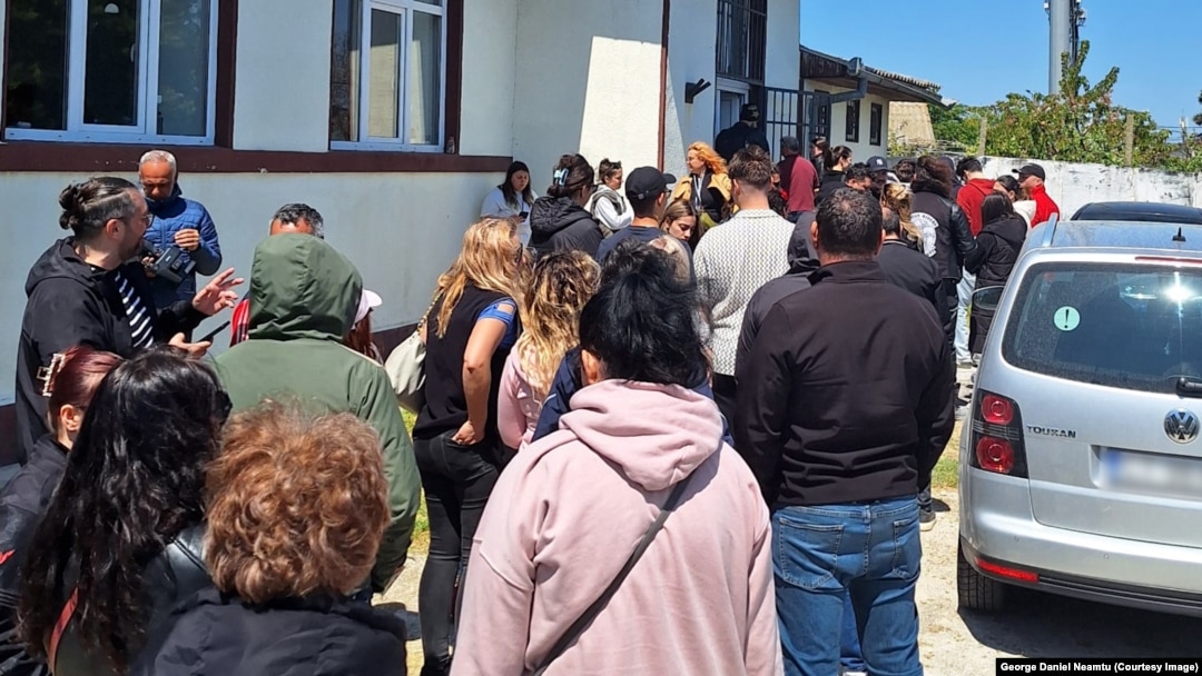 Turiștii au stat la coadă ca să voteze la Vama Veche.