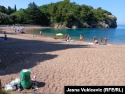 Plaja Milocer, chiar la nord de insula Sveti Stefan, care este acum deschisă publicului.