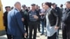 Участница акции Эльмира Бигирчаева не смогла найти общий язык с представителем райадминистрации Зауром Омаровым.