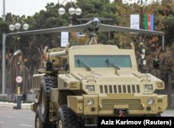 Азербайджанська військова бронемашина з безпілотником