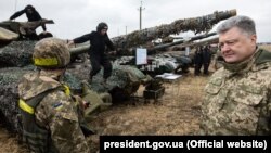 Президент України Петро Порошенко під час військових навчань ЗСУ. Квітень 2017 року