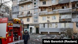 Рятувальники на місці влучання російського дрона в Києві, 23 березня 2025 року