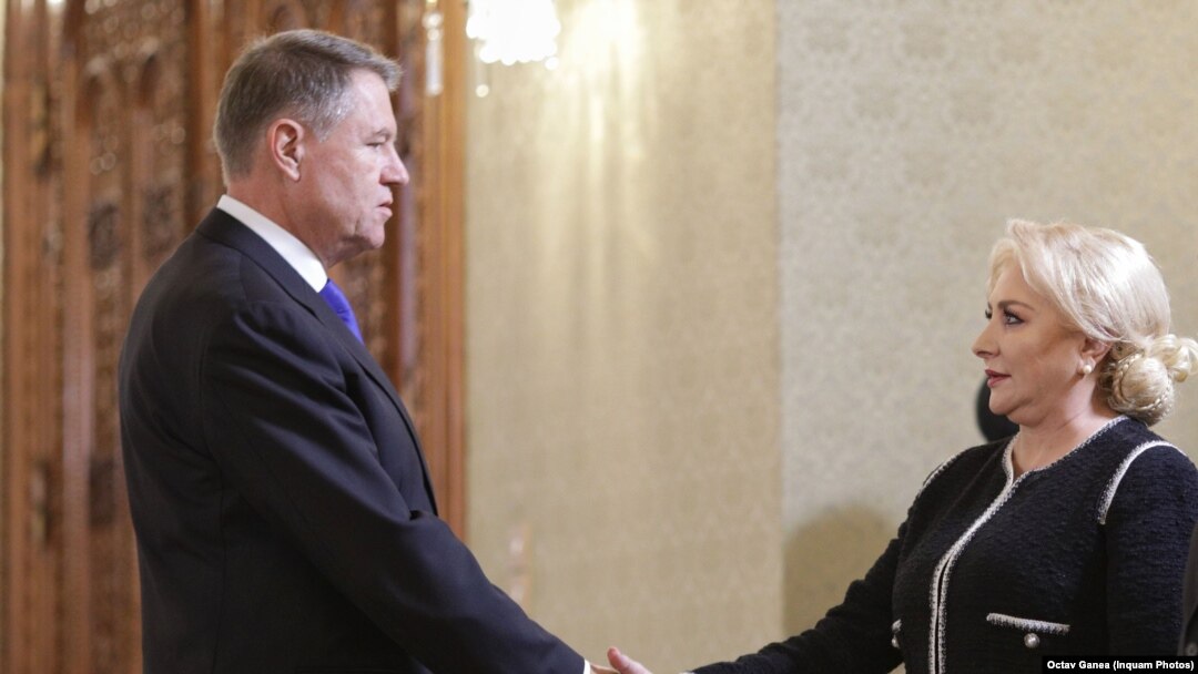 Președintele Iohannis și fostul premier Dăncilă pe vremea când mai era loc de dat mâna.
