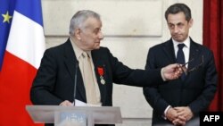 Участник движения сопротивления во время Второй мировой войны Арсен Чакрян выступает на церемонии вручения ему ордена Почетного легиона президентом Франции Николя Саркози, Париж, 7 марта 2012 г.