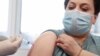 Жінка отримує дозу вакцини Covishield, Київ, 5 березня 2021 року