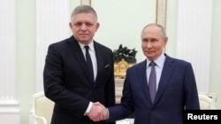 Прем'єр-міністр Словаччини Роберт Фіцо (л) і лідер РФ Володимир Путін, Москва, 22 грудня 2024 року