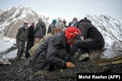 Чоловік шукає смарагди в долині Мікені