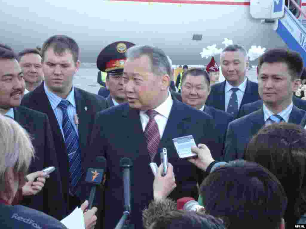 Март айында президент Курманбек Бакиев Германияда бутунун муундарын дарылатып келди.