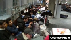 Моҳи декабри соли 2017 даҳҳо муҳоҷири тоҷик дар фурудгоҳи Пулково дармонда буданд. Акс аз бойгонӣ