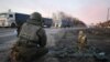 Український військовий біля протитанкової ракети на околиці Харкова
