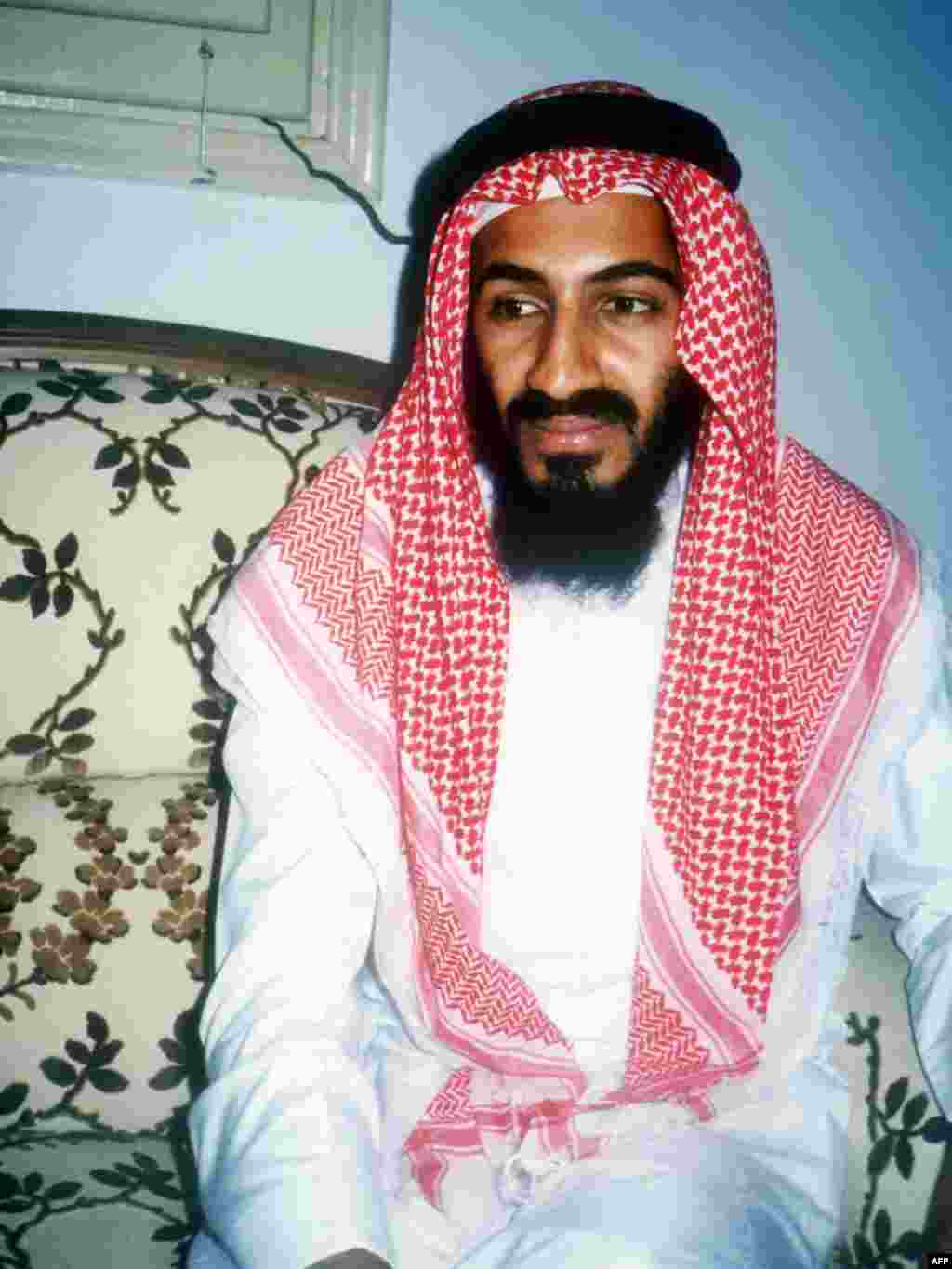 عکسی از اسامه بنلادن با لباس سنتی عربی در جده، ۱۹۸۸