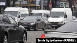 Кыргызстандагы автотранспорттор. Иллюстрациялык сүрөт.