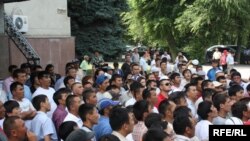 Бишкекте жоон топ жигит Ошко барууга унаа талап кылышты.11-май, 2010-жыл.